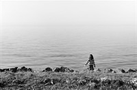 Mysterieus uitzicht op het ijmeer in de mist