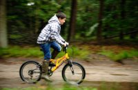 Atilla stunt door de plassen van de regen