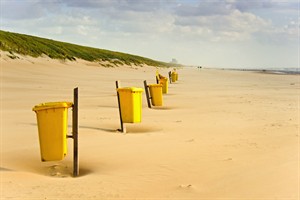 Storm jaagt het fijne zand over het strand
