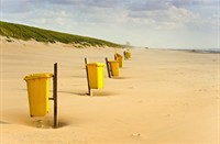 Storm jaagt het fijne zand over het strand